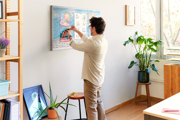 Prikbord wereldkaart met gekleurde spelden