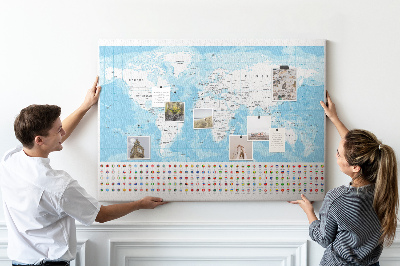 Prikbord wereldkaart met gekleurde spelden