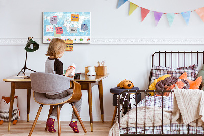 Prikbord wereldkaart met gekleurde spelden