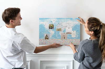 Prikbord wereldkaart met gekleurde spelden