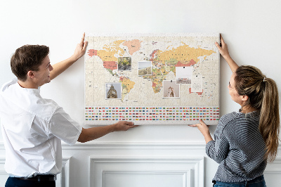 Kurkbord wereldkaart met gekleurde landvlaggen
