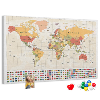 Kurkbord wereldkaart met gekleurde landvlaggen
