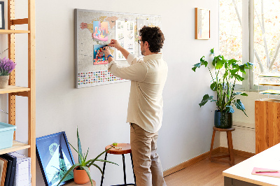 Kurkbord wereldkaart met gekleurde landvlaggen