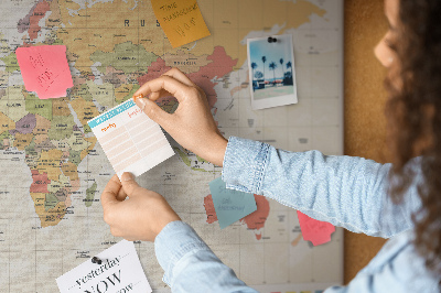 Kurkbord wereldkaart met gekleurde landvlaggen