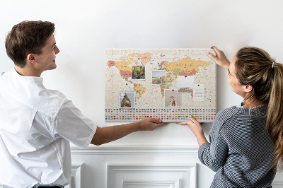 Kurkbord wereldkaart met gekleurde landvlaggen