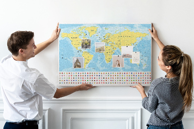 Wereldkaart van kurk met gekleurde spelden