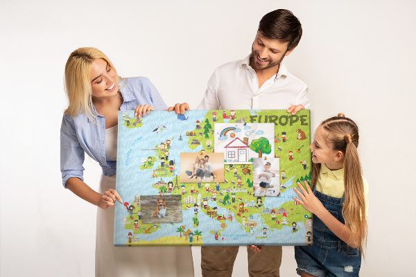 Kurk prikbord met een kleurrijke kaart van Europa inclusief culturele iconen