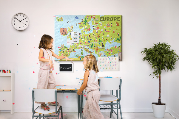 Kurk prikbord met een kleurrijke kaart van Europa inclusief culturele iconen