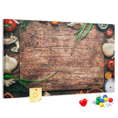 Kurken prikbord met natuurlijke ingrediënten op een houten achtergrond
