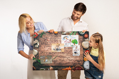 Kurken prikbord met natuurlijke ingrediënten op een houten achtergrond