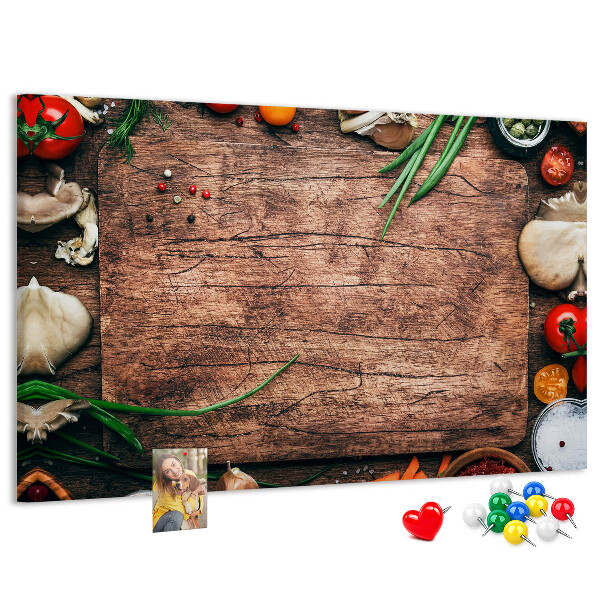 Kurken prikbord met natuurlijke ingrediënten op een houten achtergrond