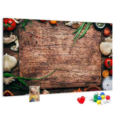 Kurken prikbord met natuurlijke ingrediënten op een houten achtergrond