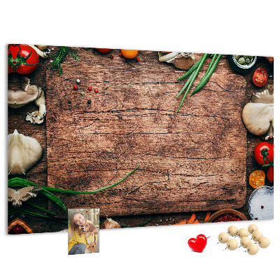 Kurken prikbord met natuurlijke ingrediënten op een houten achtergrond