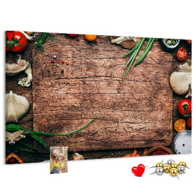 Kurken prikbord met natuurlijke ingrediënten op een houten achtergrond