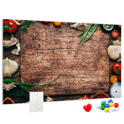 Kurken prikbord met natuurlijke ingrediënten op een houten achtergrond