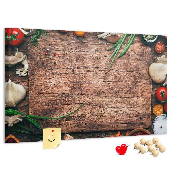 Kurken prikbord met natuurlijke ingrediënten op een houten achtergrond