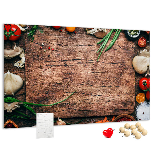 Kurken prikbord met natuurlijke ingrediënten op een houten achtergrond
