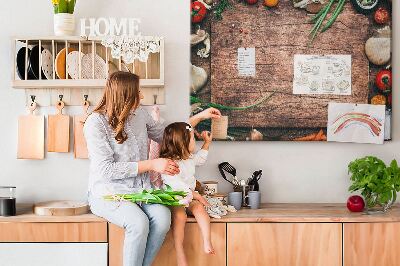 Kurken prikbord met natuurlijke ingrediënten op een houten achtergrond