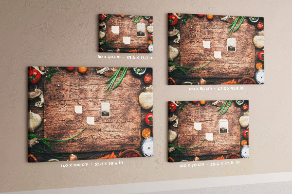 Kurken prikbord met natuurlijke ingrediënten op een houten achtergrond