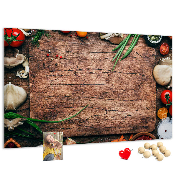 Kurken prikbord met natuurlijke ingrediënten op een houten achtergrond
