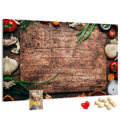 Kurken prikbord met natuurlijke ingrediënten op een houten achtergrond