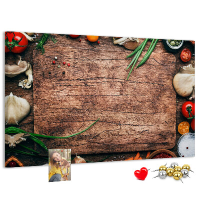Kurken prikbord met natuurlijke ingrediënten op een houten achtergrond
