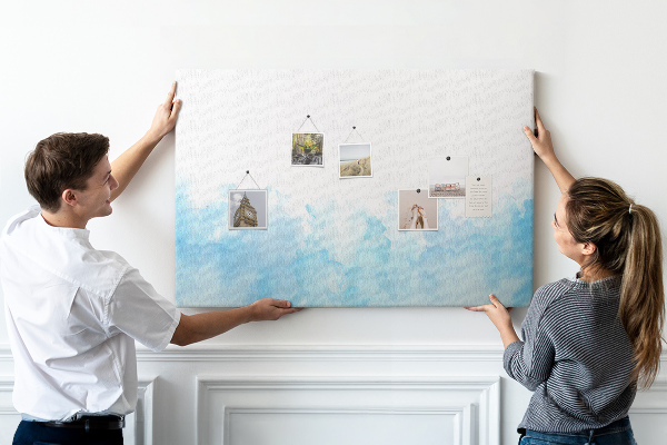 Prikbord met een achtergrond van fijne blauwe aquarelgolven