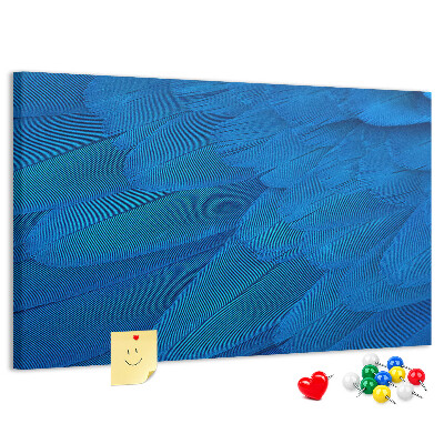 Kurken prikbord met blauwe veren en verfijnde details