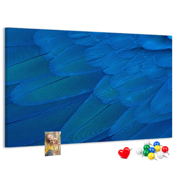 Kurken prikbord met blauwe veren en verfijnde details