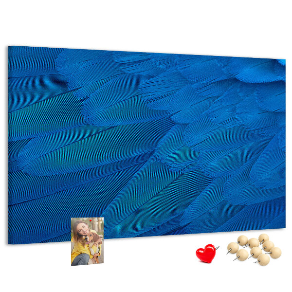 Kurken prikbord met blauwe veren en verfijnde details