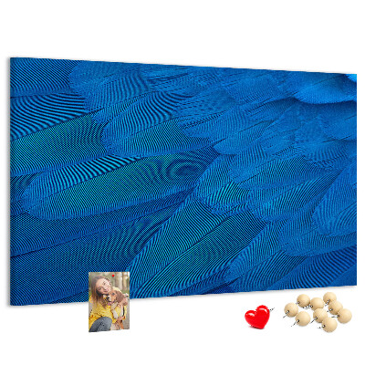 Kurken prikbord met blauwe veren en verfijnde details