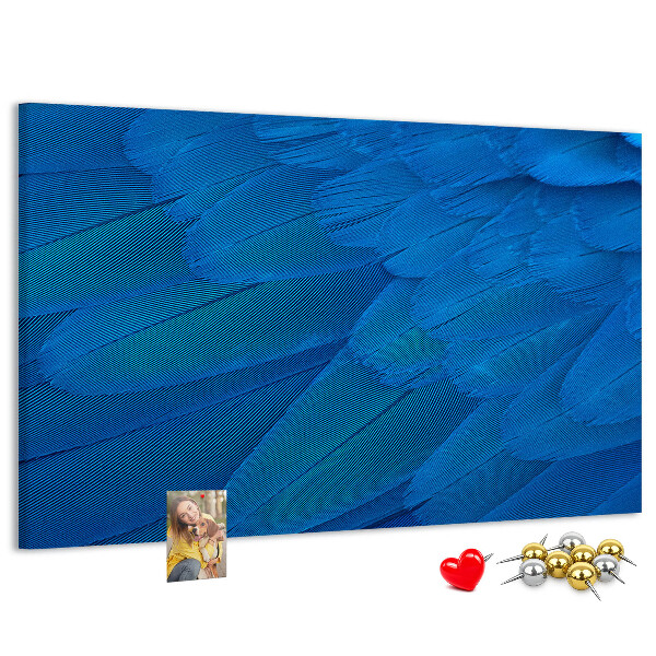 Kurken prikbord met blauwe veren en verfijnde details
