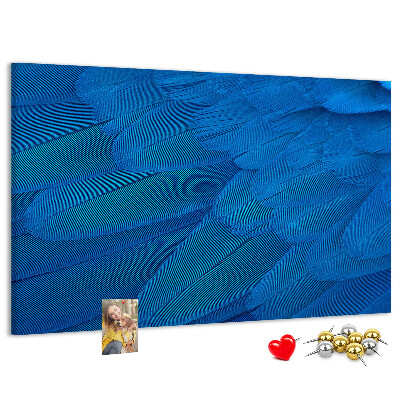 Kurken prikbord met blauwe veren en verfijnde details