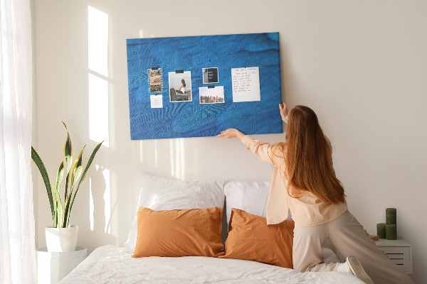 Kurken prikbord met blauwe veren en verfijnde details
