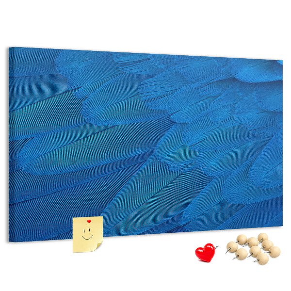 Kurken prikbord met blauwe veren en verfijnde details