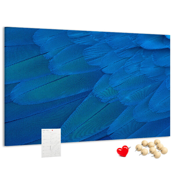 Kurken prikbord met blauwe veren en verfijnde details