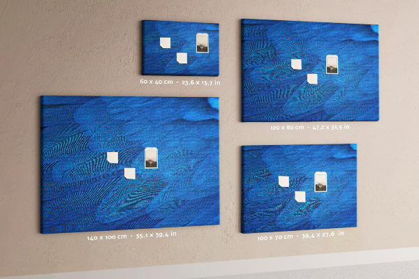 Kurken prikbord met blauwe veren en verfijnde details