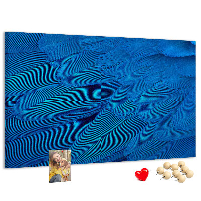 Kurken prikbord met blauwe veren en verfijnde details