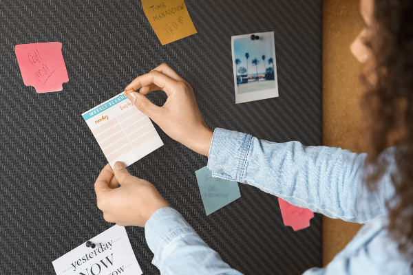 Prikbord zwarte stof met subtiel ruitpatroon