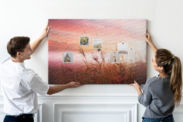 Kurk prikbord met een afbeelding van een zonsondergang boven een grasveld