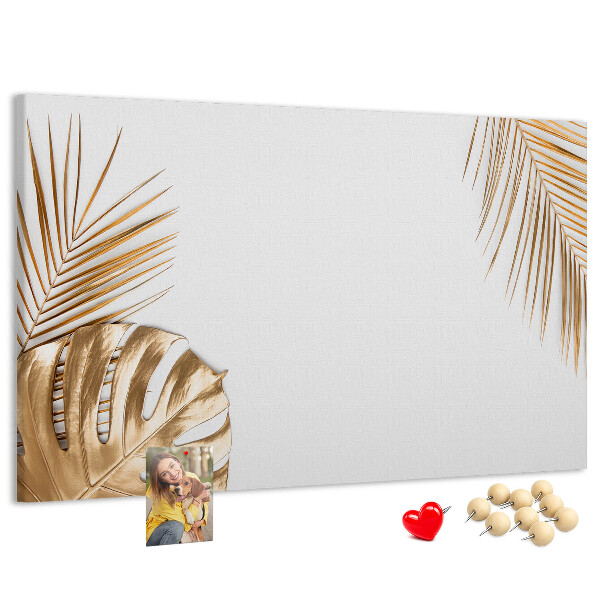 Prikbord met gouden bladeren op een witte achtergrond
