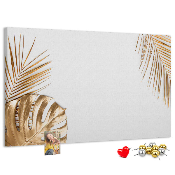 Prikbord met gouden bladeren op een witte achtergrond