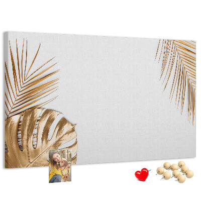 Prikbord met gouden bladeren op een witte achtergrond