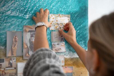 Kurkbord met een afbeelding van een strand met golven en voetsporen