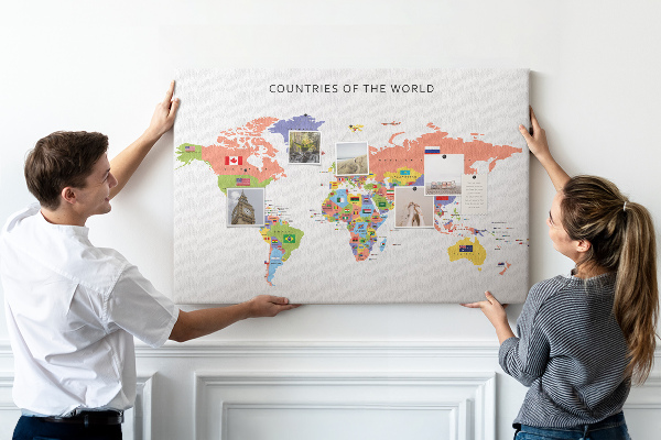 Wereldkaart prikbord met gemarkeerde landen