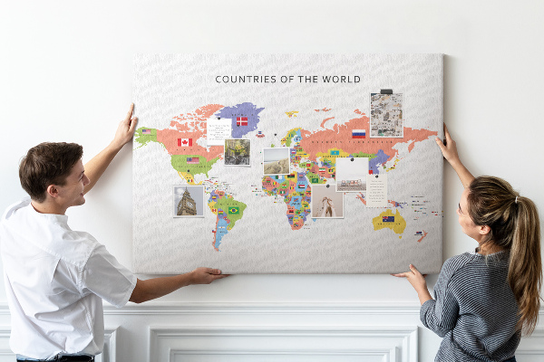 Wereldkaart prikbord met gemarkeerde landen