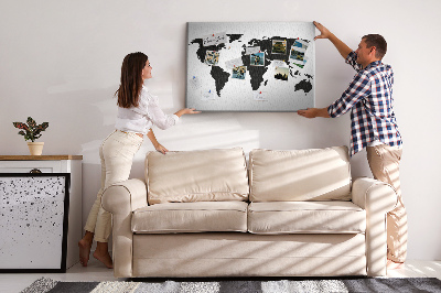 Prikbord met een zwarte wereldkaart als muurdecoratie