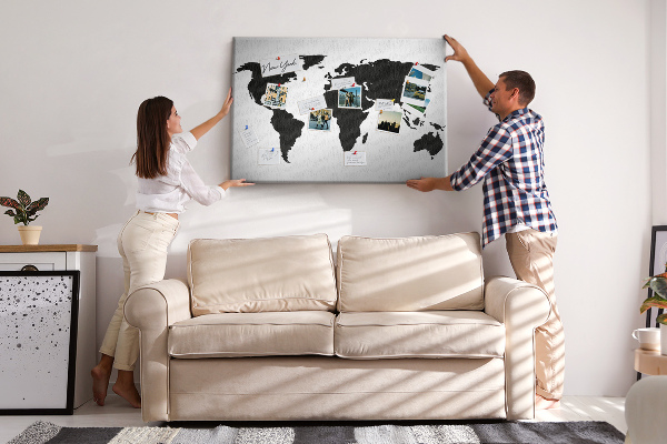Prikbord met een zwarte wereldkaart als muurdecoratie