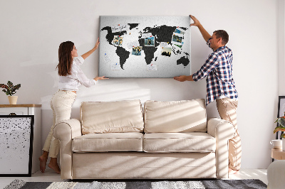 Prikbord met een zwarte wereldkaart als muurdecoratie