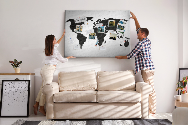 Prikbord met een zwarte wereldkaart als muurdecoratie